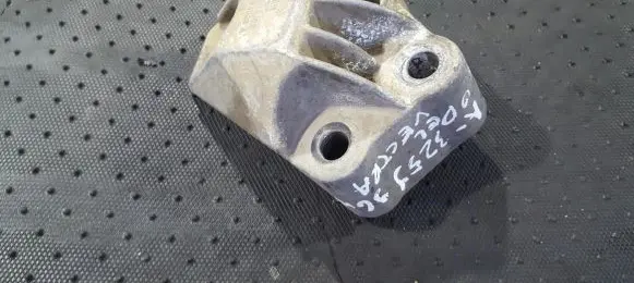 Opel Vectra B Engine mounting bracket