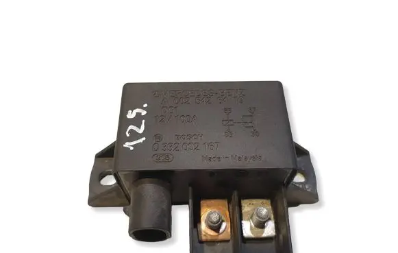 Mercedes-Benz E W211 Charging relay A0025426419 0332002167