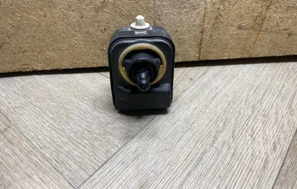 Volvo XC90 Headlight level adjustment motor 89024777