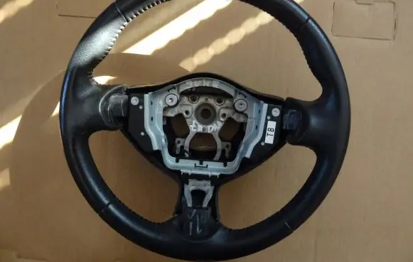 Nissan Juke I F15 Steering wheel