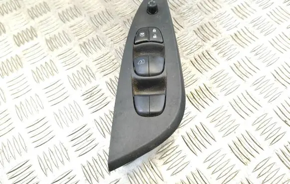Nissan Pulsar Electric window control switch 809613zl0a