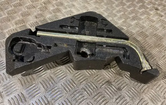 Volkswagen Touareg I Tool set 7L0012113