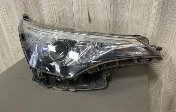 Toyota Avensis T270 Headlight/headlamp 8113005380