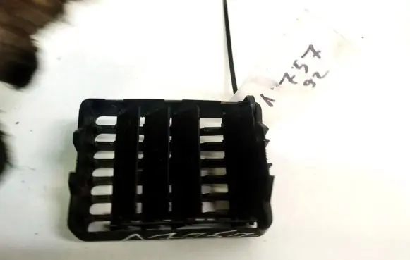 Volkswagen PASSAT B4 Dash center air vent grill 3A0819708