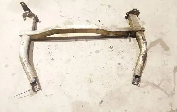 Front bumper mounting bracket
