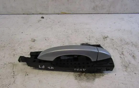 Audi Q7 4M Front door exterior handle/bracket 4M0837886A