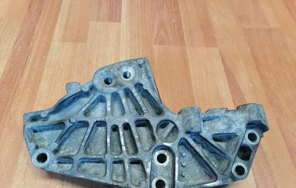 Engine mounting bracket