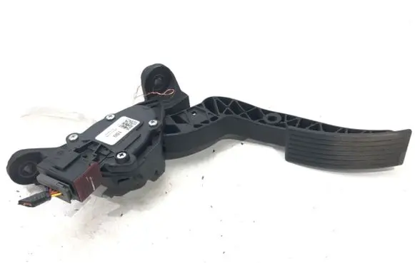 Accelerator throttle pedal