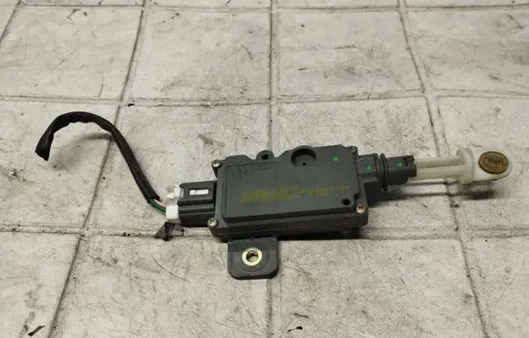 Nissan Primera Tailgate boot lock/latch motor 185103