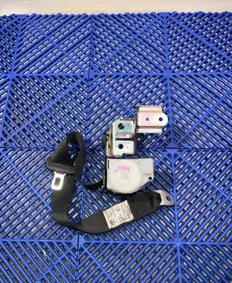 Toyota Auris E180 Middle seatbelt (rear) C7092