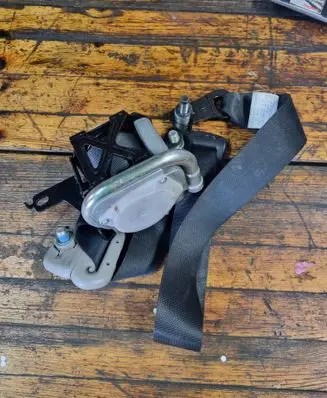 Subaru Impreza II Front seatbelt 0432051