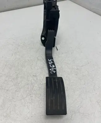 Accelerator throttle pedal