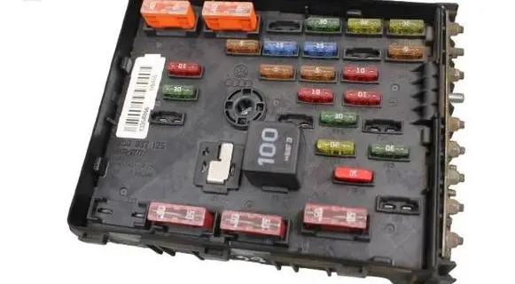 Volkswagen PASSAT B6 Fuse module 3C0937125 63592777