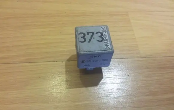 Volkswagen PASSAT B5 Other relay 8D0951253A 373 899313000