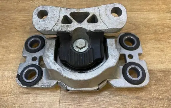 Engine mount bracket