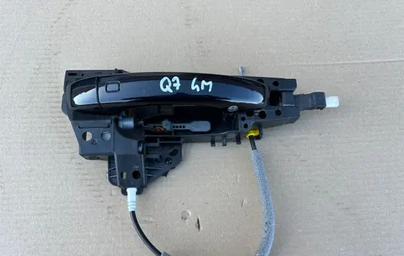 Audi Q7 4M Front door exterior handle/bracket 4M0837886A