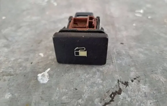 Volkswagen Touran I Fuel tank opening switch 1l99