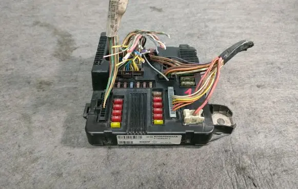 Renault Megane II Fuse module 8200306032A