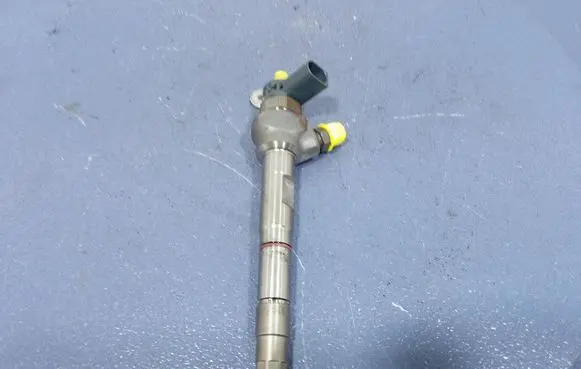 Skoda Octavia Mk3 (5E) Fuel injector 04L130277AC