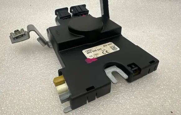 Audi A3 S3 8P Antenna control unit 8P0035225 12006100