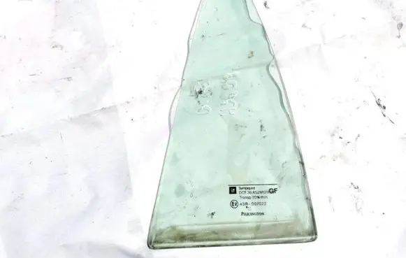 Opel Astra G Rear vent window glass 