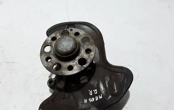 Mercedes-Benz E C207 W207 Front wheel hub A2043320201