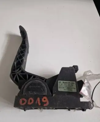 Mercedes-Benz Vito Viano W638 Accelerator throttle pedal A9013000404 0281002335 366401992