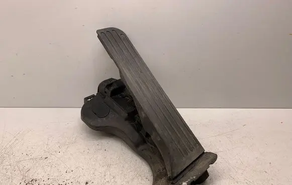 Accelerator throttle pedal