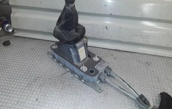 Volkswagen Touran I Gear shifter/selector 1K0711061B