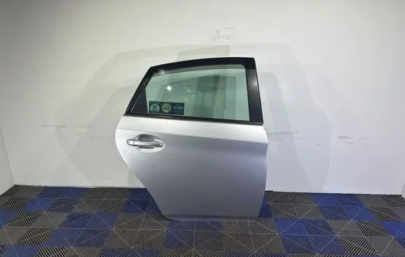 Toyota Prius (XW30) Rear door 