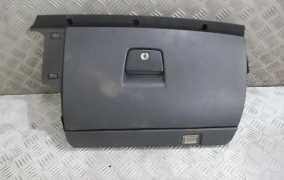 Volvo V50 Glove box
