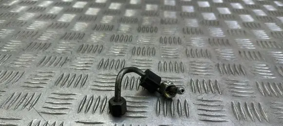 Volkswagen PASSAT B8 Fuel injector supply line/pipe 