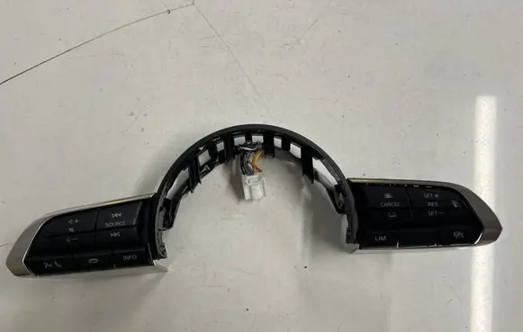 Mazda CX-30 Steering wheel buttons/switches f70cs2310