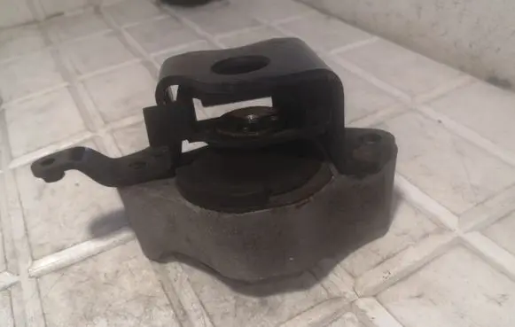 Toyota Prius (XW20) Engine mount bracket