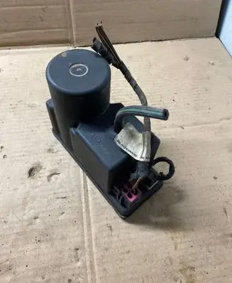 Audi A4 S4 B5 8D Central locking vacuum pump 4A0862257A