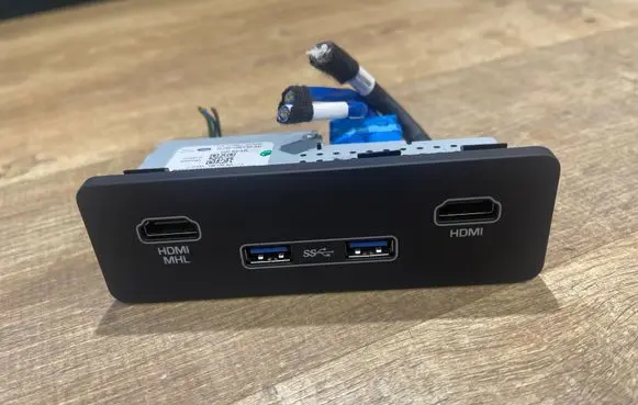 Land Rover Discovery 5 USB socket connector GJ3219E130AD 2017W096
