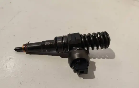 Volkswagen PASSAT B6 Fuel injector 038130073BQ
