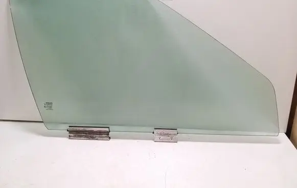 Volvo S70 V70 V70 XC Front door window glass four-door