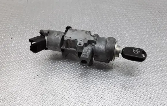 Toyota Avensis T250 Ignition lock N05015178