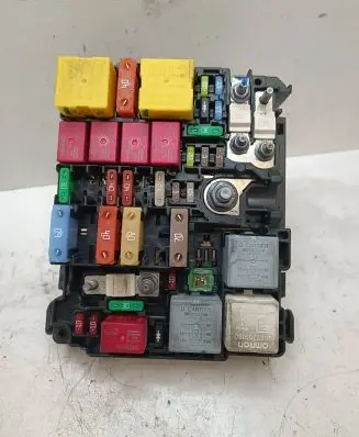 Peugeot 3008 II Fuse module 9804848580