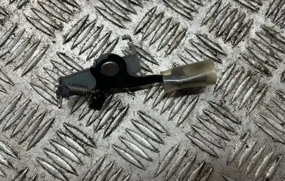 Suzuki Swift III Fuel tank opening switch 