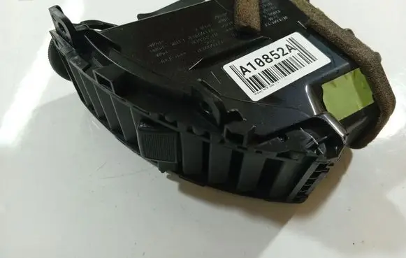 Nissan Note (E11) Dash center air vent grill 687509U00B