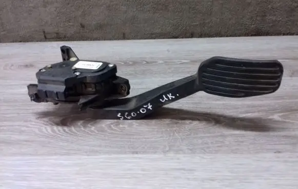 Accelerator throttle pedal