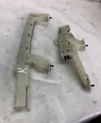 Peugeot 2008 II Front door windshield rail 