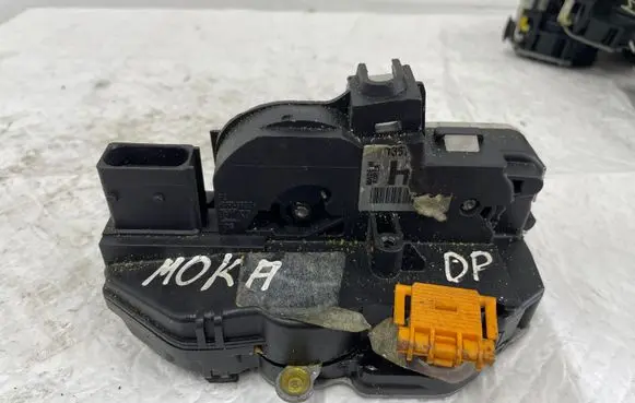 Opel Mokka X Front door lock 13579619
