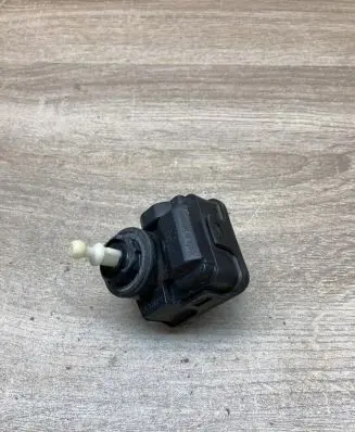 Headlight level adjustment motor