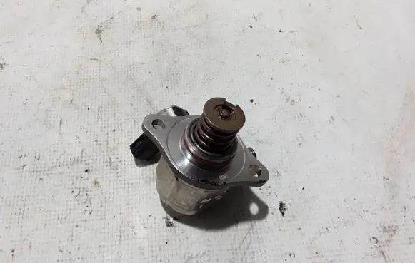 Volvo S60 Fuel injection high pressure pump 31437895