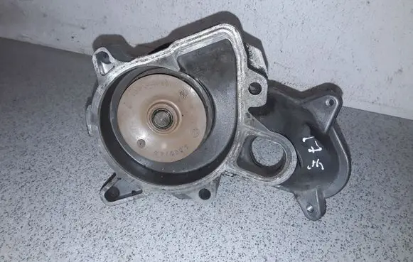 BMW 3 E46 Water pump 7790275