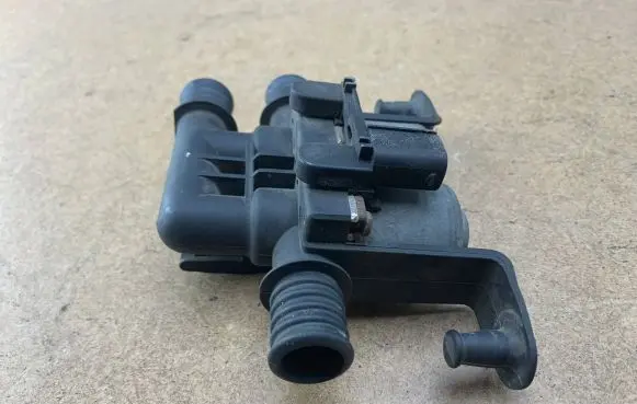 BMW 5 E60 E61 Coolant heater control valve 6906652 64116906652 64110301939