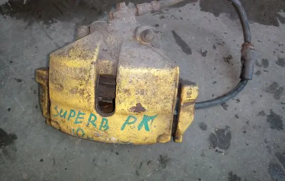 Skoda Superb B6 (3T) Front brake caliper